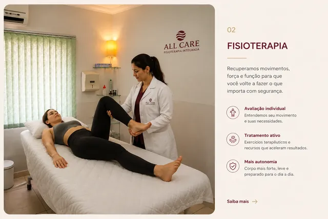Fisioterapeuta da All Care conduzindo atendimento individual de fisioterapia